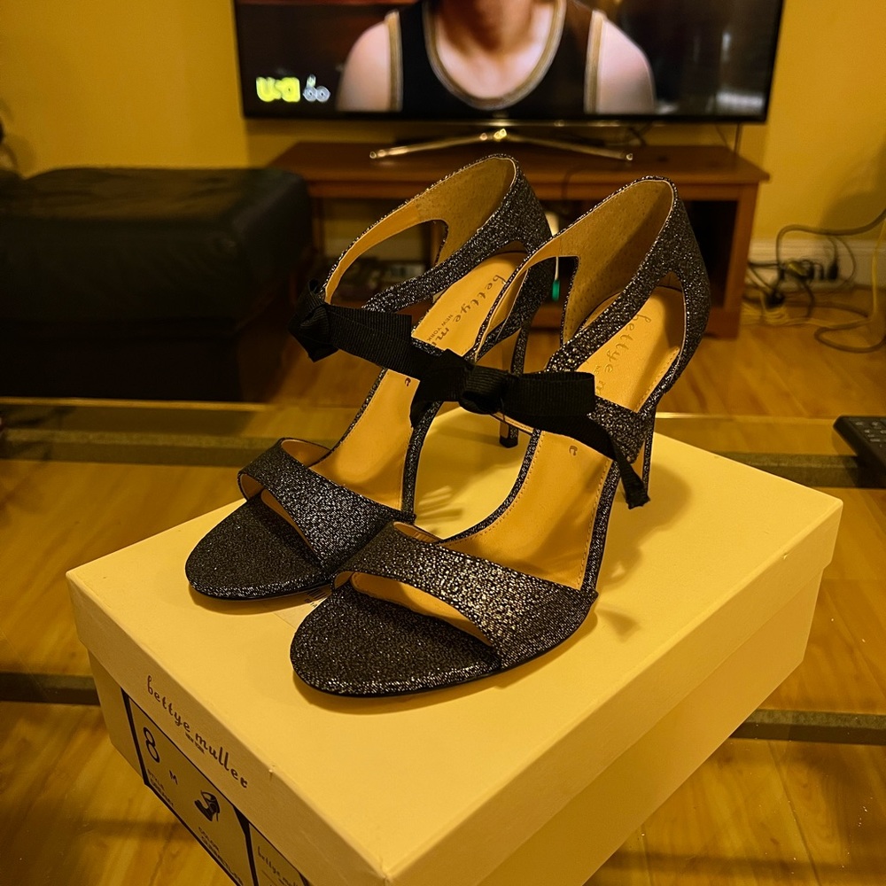 Bettye Muller Dreamy Dress Pumps in Gunmetal Size 8M